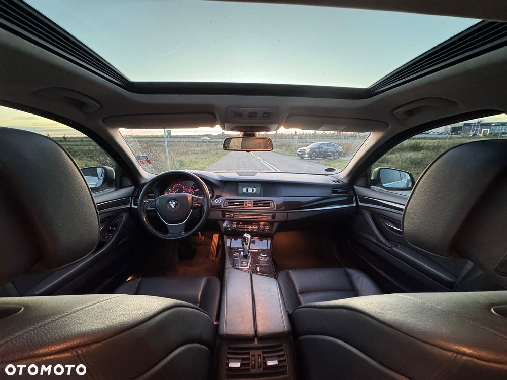 BMW Seria 5 523i Touring - 29