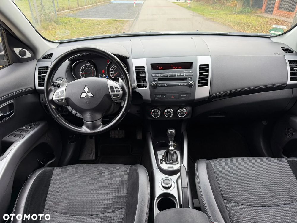 Mitsubishi Outlander - 2