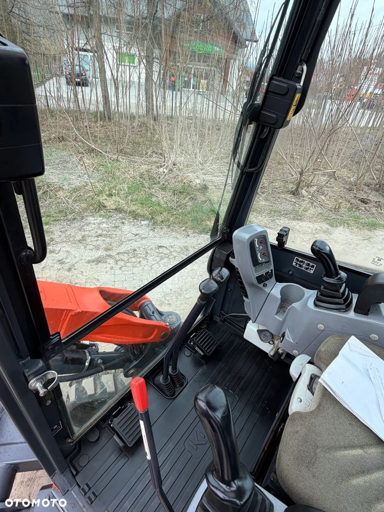 Kubota U27 Minikoparka koparka gąsienicowa 2.8 tony. jak Nówka sztuka z salonu! 2017 rok. 2200mtg. Przywieziona z Gospodarstwa Norweskiego! Zadbana Maszyna ani deka luzów i wycieków. Aktualna Dekra dokumentacja BMWT! Szybkozłącze Hydrauliczne. Szybka wolna jazda.Zamki na tłokach. Wersja Norweska!! OKAZJA - 32