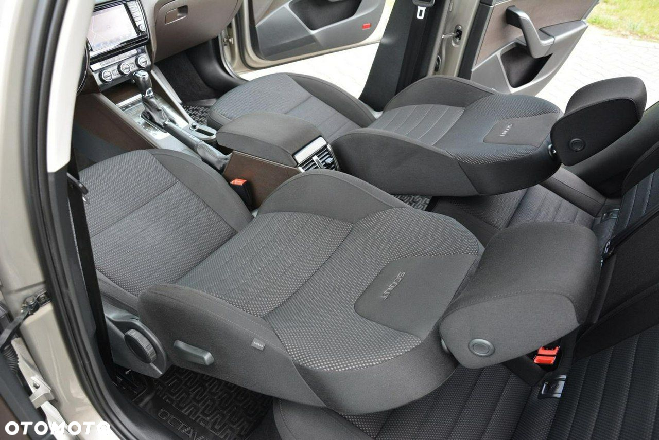 Skoda Octavia Combi 2.0 TDI 4x4 DSG Scout - 21