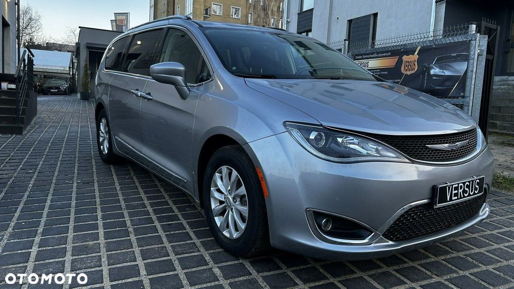 Chrysler Pacifica - 4
