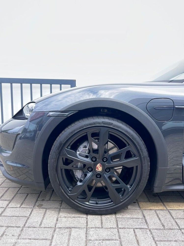 Porsche Taycan Cross Turismo 4 - 5