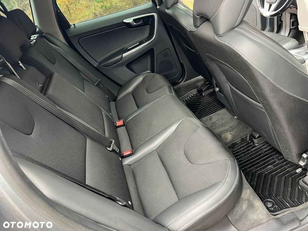 Volvo XC 60 D5 AWD Momentum - 19