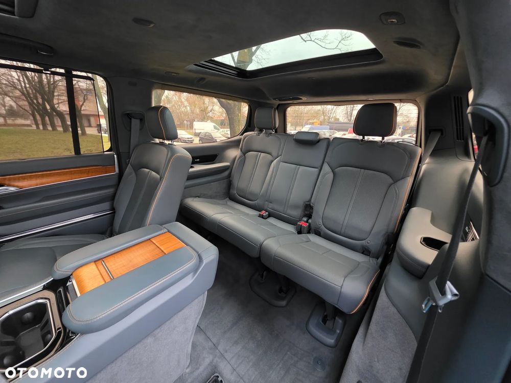 Jeep Grand Wagoneer - 25