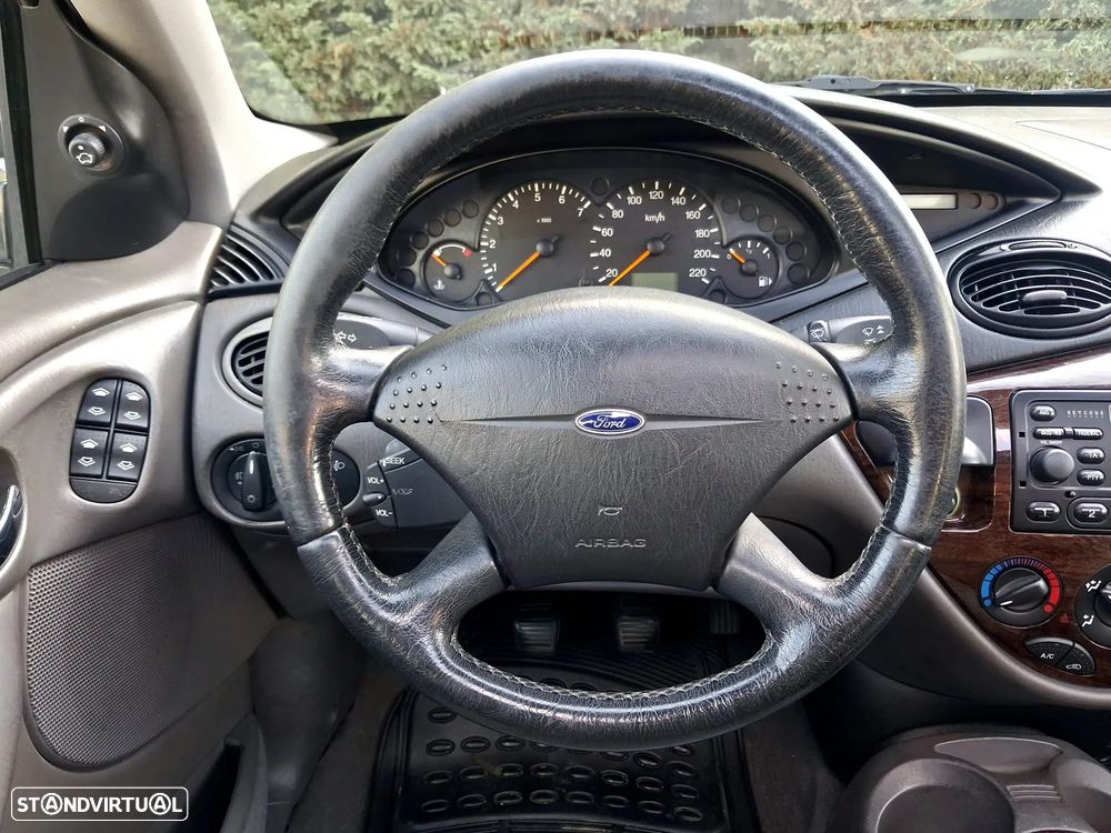 Ford Focus SW 1.6 Ghia - 29
