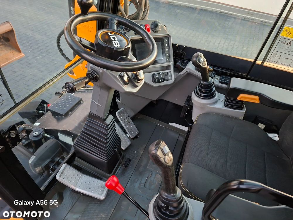 JCB HD110 ROTOTILT ze szczypcami HYDRADIG 110W - 3