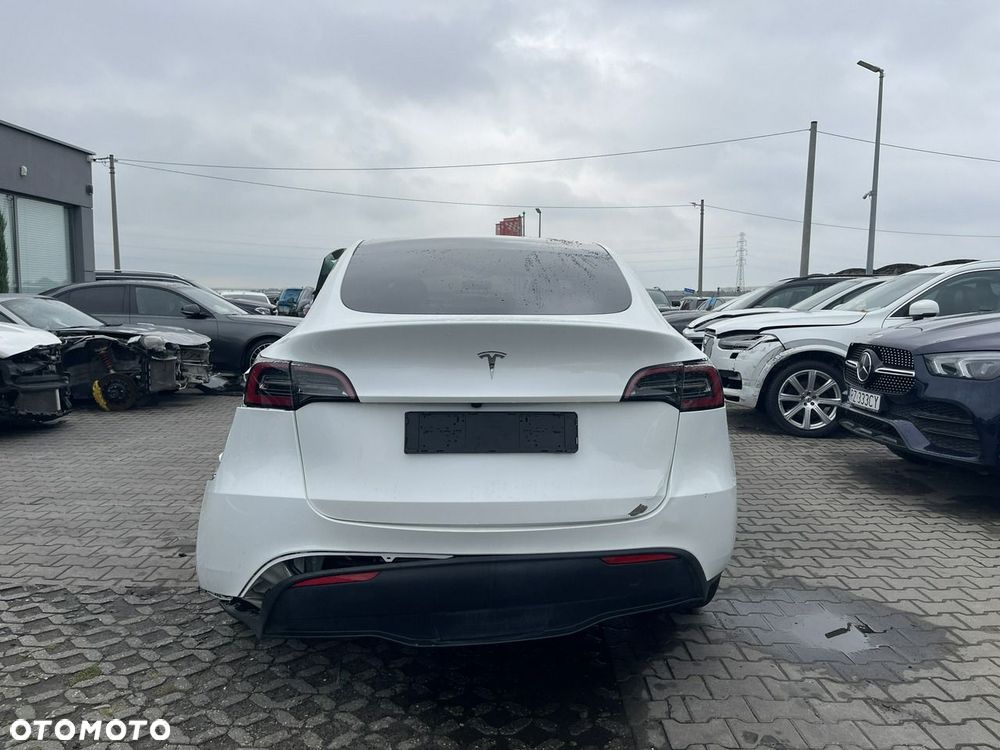 Tesla Model Y - 3