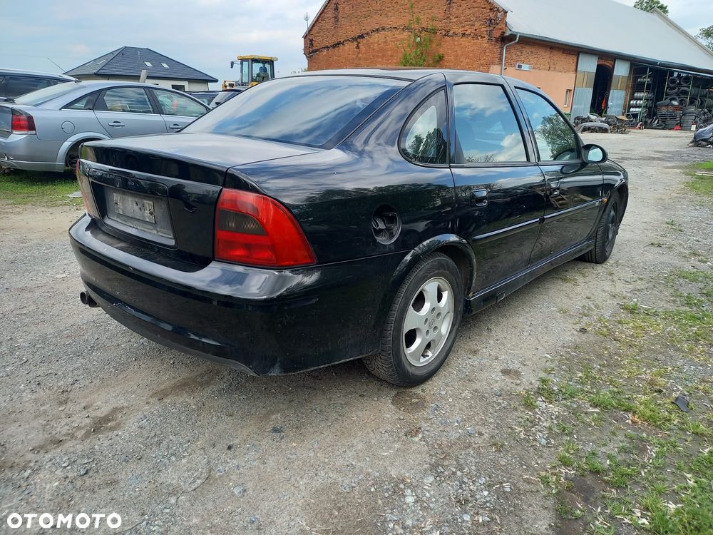 Opel Vecta B lift sedan 99r  silnik 1.8 1.6 16V skrzynia maska zderzak drse - 4