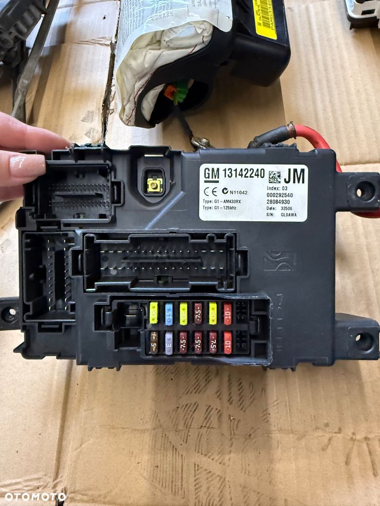 Opel Corsa d Poduszka powietrzna kierowcy  PA25060044 - 200 złoty  PA25060042 - 200 złoty  Pompa abs - 0265800422 - 250 złoty Skrzynka bezpieczników GM13142240 - 150 złoty  Skrzynka bezpieczników 1327387EA - 100 złoty  Sterownik silnika 0261208940 - 300 złoty  Moduł poduszek 327963935 - 150 złoty Panel sterowania nawiewu 16774010 - 150 złoty  Skrzynka bezpieczników - 100 złoty  Poduszka powietrzna pasażera 13152361 - 100 złoty  Radio 344183129 - 150 złoty  Manetki przełącznik zespolony 12274700 - 150 złoty Licznik 1303304 ( 2 sztuki) - 150 złoty (sztuka)  Włącznik świateł 13204952 - 100 złoty  Mechanizm wycieraczek 13182340 -100 Złoty  Lewarek biegów automat 13209263 - 100 złoty  Pedały 1401740 - 150 złoty - 18