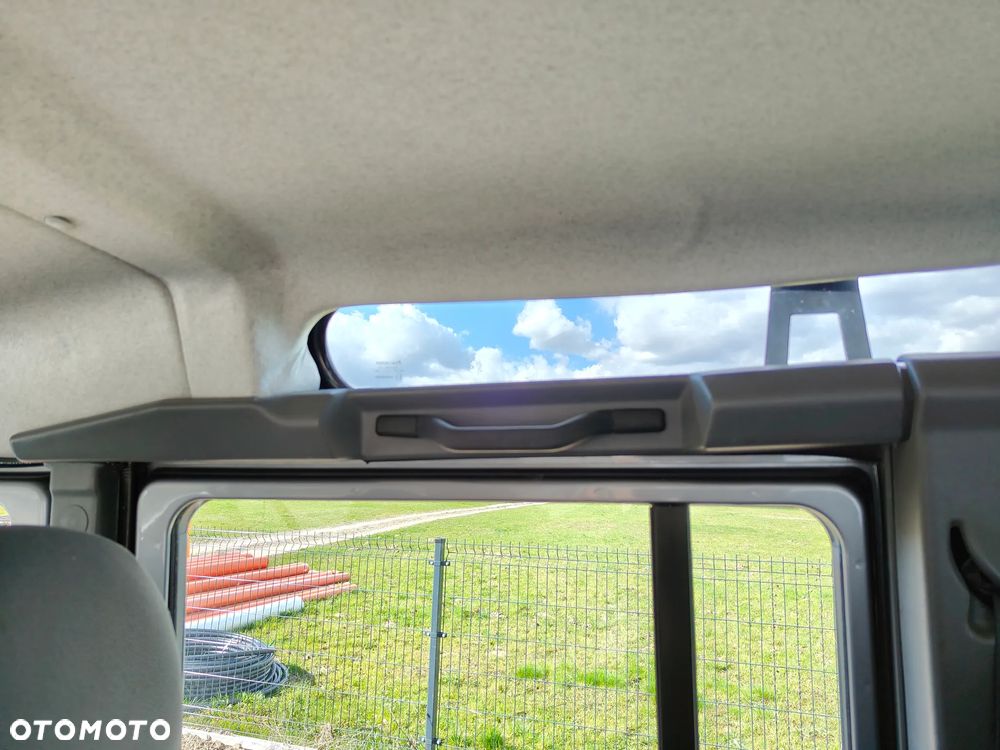 Land Rover Defender - 7