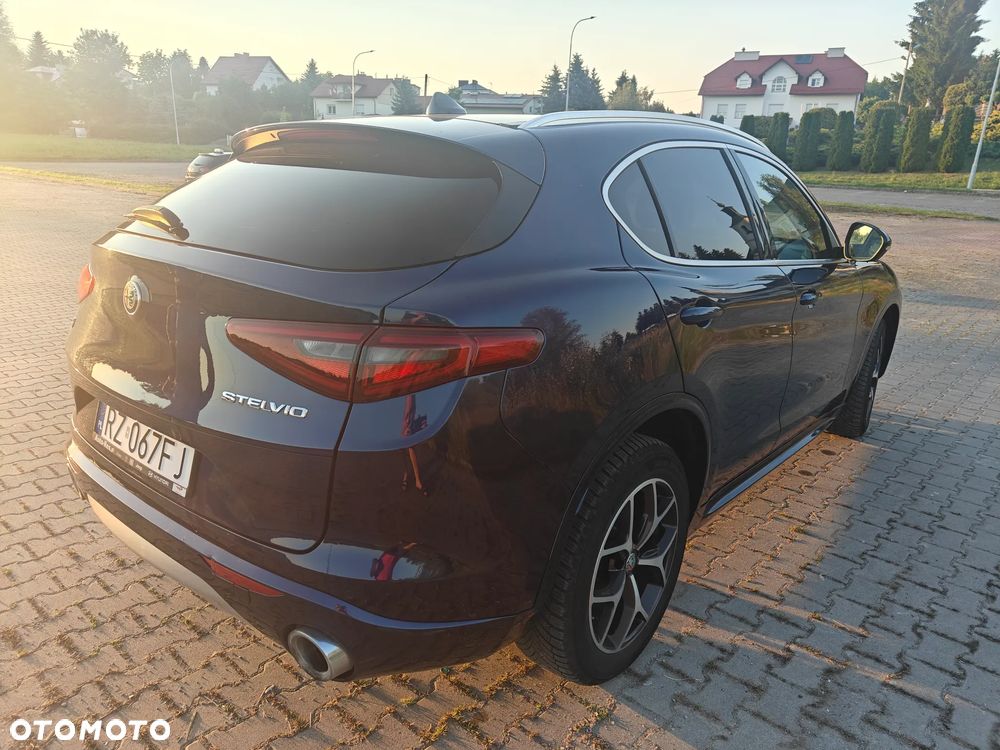Alfa Romeo Stelvio 2.0 Turbo 16V AT8-Q4 Ti - 9