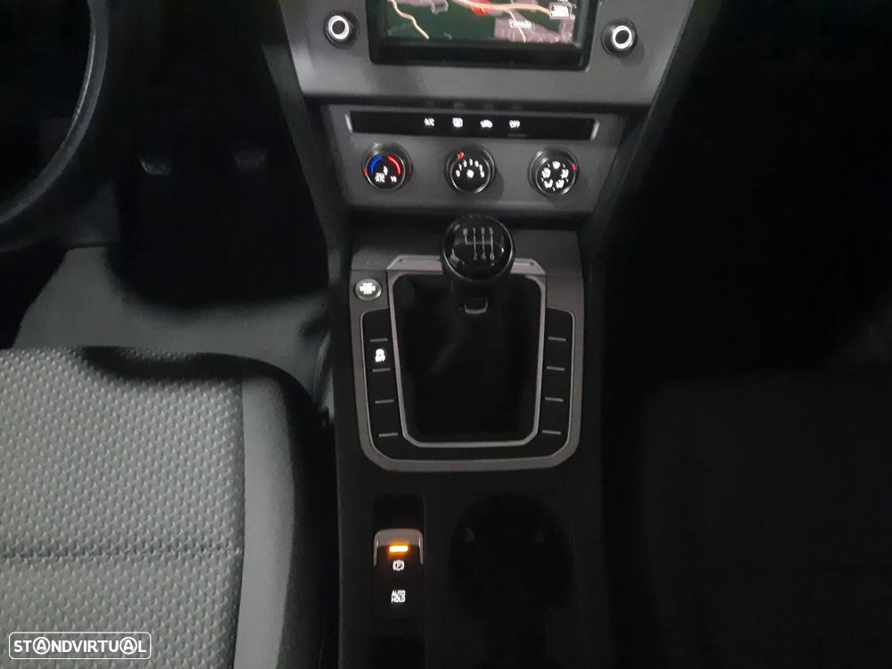 VW Passat 1.6 TDI BlueMotion - 25