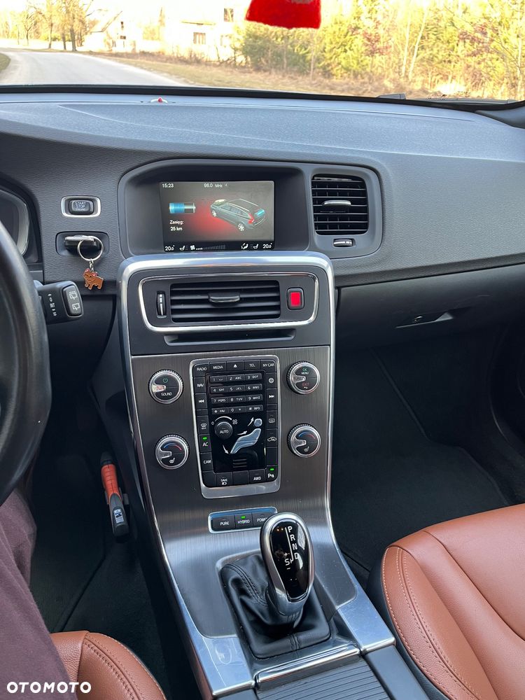 Volvo V60 D6 AWD Plug-in Hybrid R-Design Summum - 17