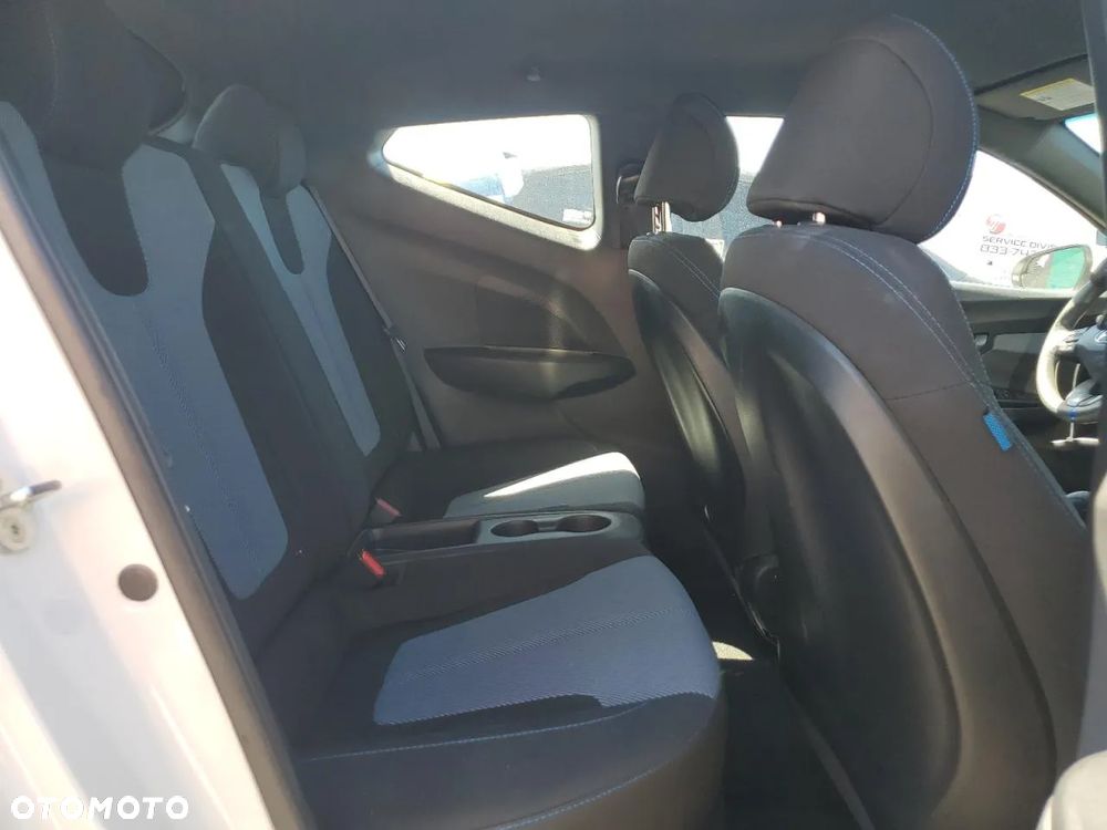 Hyundai Veloster - 8