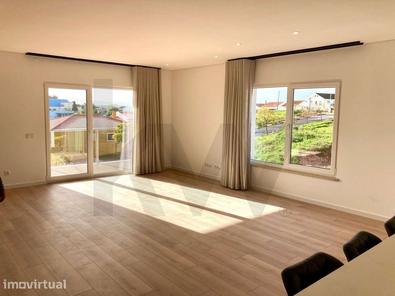 Apartamentos no Cadaval – T3 com Terraço, Garagem Box e Parqueamento - Grande imagem: 2/18