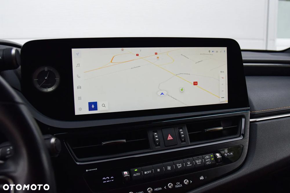 Lexus ES 300h Business Edition - 11