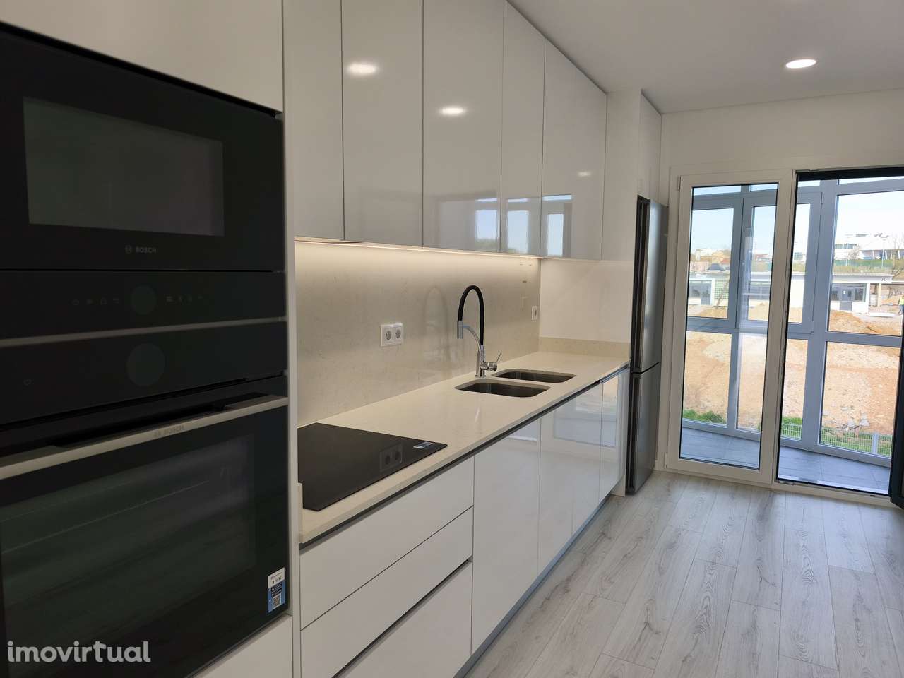 Apartamento T4 Novo c/ Garagem e um parque de Estacionamento - Grande imagem: 4/15