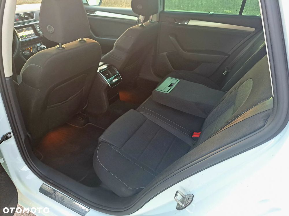 Skoda Superb 2.0 TDI Premium Edition - 8