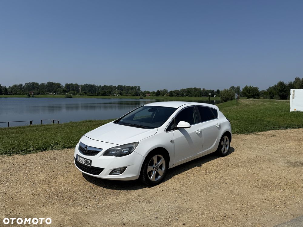 Opel Astra 2010 photo 2