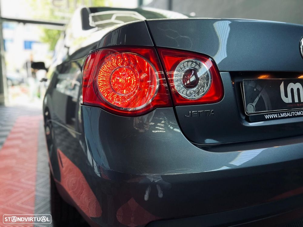 VW Jetta 2.0 TDI Highline - 11