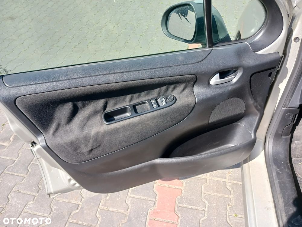 Peugeot 207 Silnik 1,4 16V VTI 70kW 95KM EP3 8FS EP3C skrzynia biegów kolektor przepustnica wtrysk listwa wtryskowa pompa wspomagania abs alternator sprężarka kompresor klimatyzacji skrzynia biegów sprzęgło drzwi ETSC srebrne klapa maska zderzak lusterko listwa klamka zamek wahacz czujnik ciśnienia doładowania mikrostyk blenda pas konsola schowek boczek drzwi fotel fotele magistrala wody podsufitka panel sterownik wyświetlacz moduł szyba czołowa poduszka kierownica manetki zwijak radio mechanizm szyb wydech tłumik mcperson zacisk hamulcowy lampa felga moduł BSM BSI lampa europa zbiorniczek rura przewód wyświetlacz NA CZĘŚCI WSZYSTKIE CZĘŚCI - 12