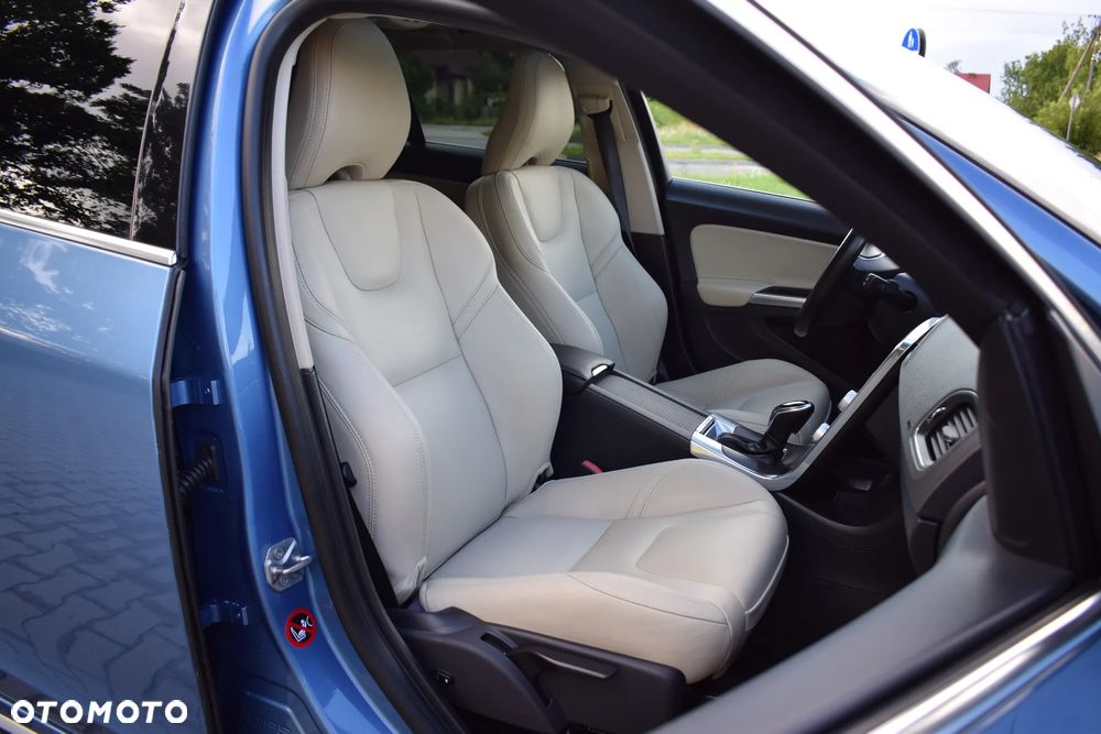 Volvo V60 D4 Geartronic Summum - 25