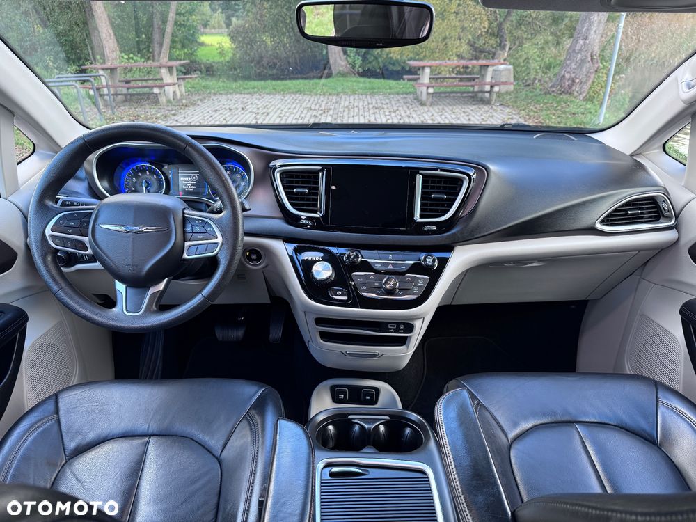 Chrysler Pacifica - 17