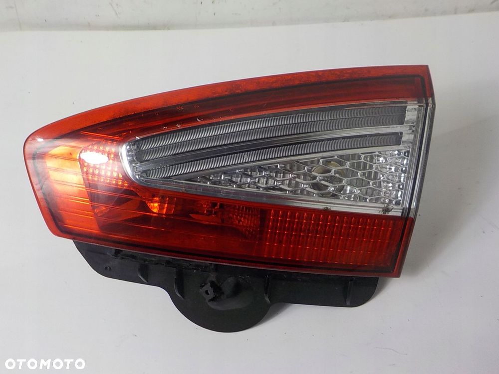 FORD MONDEO IV MK4 KOMBI LIFT LAMPA W KLAPĘ PRAWA TYLNA PRAWY TYŁ 7S61-2500 - 1