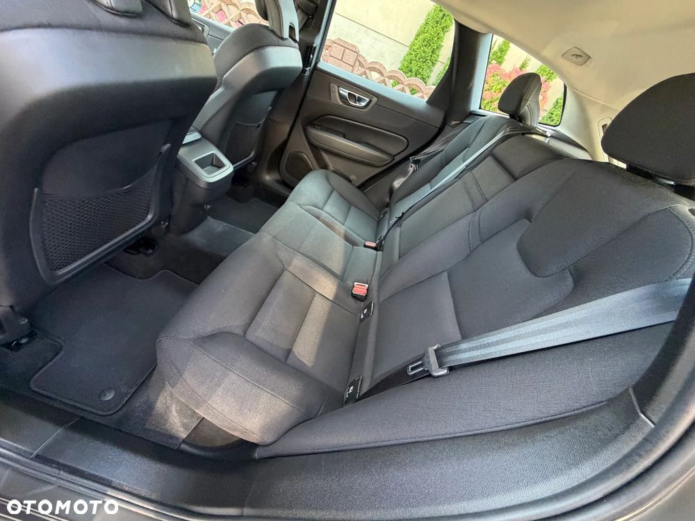 Volvo XC 60 B4 B Momentum Pro - 32