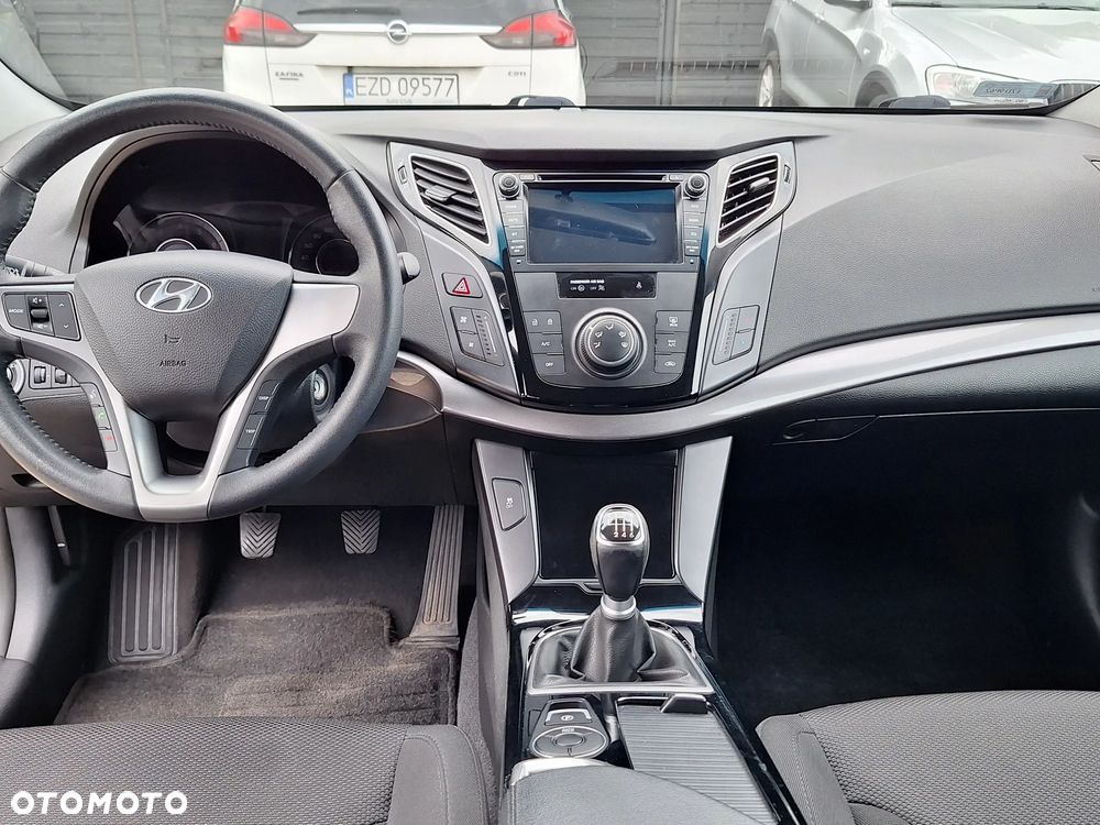 Hyundai i40 Kombi blue 1.6 Family - 13