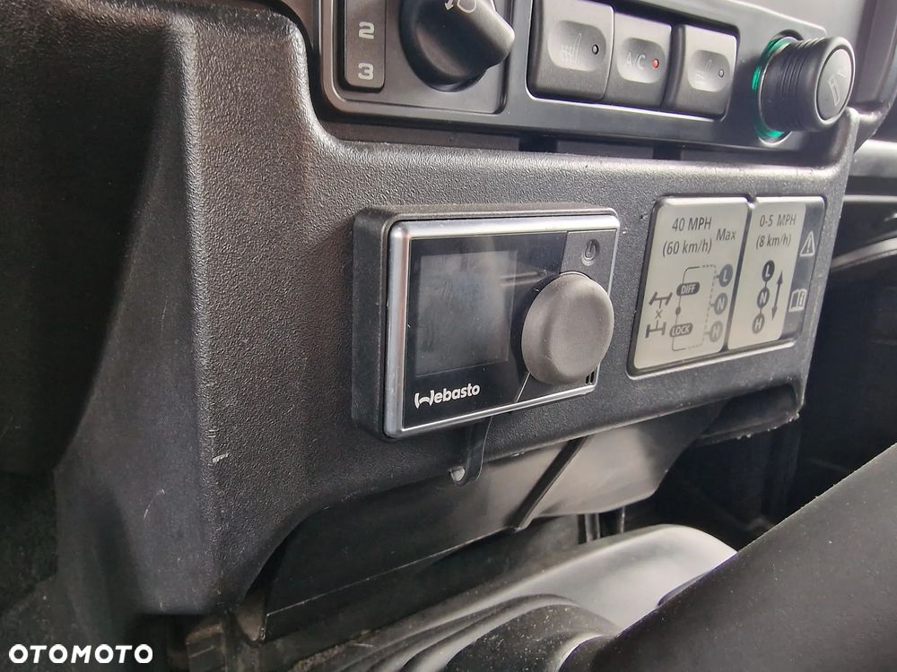 Land Rover Defender 2.4 TD4 SE - 33