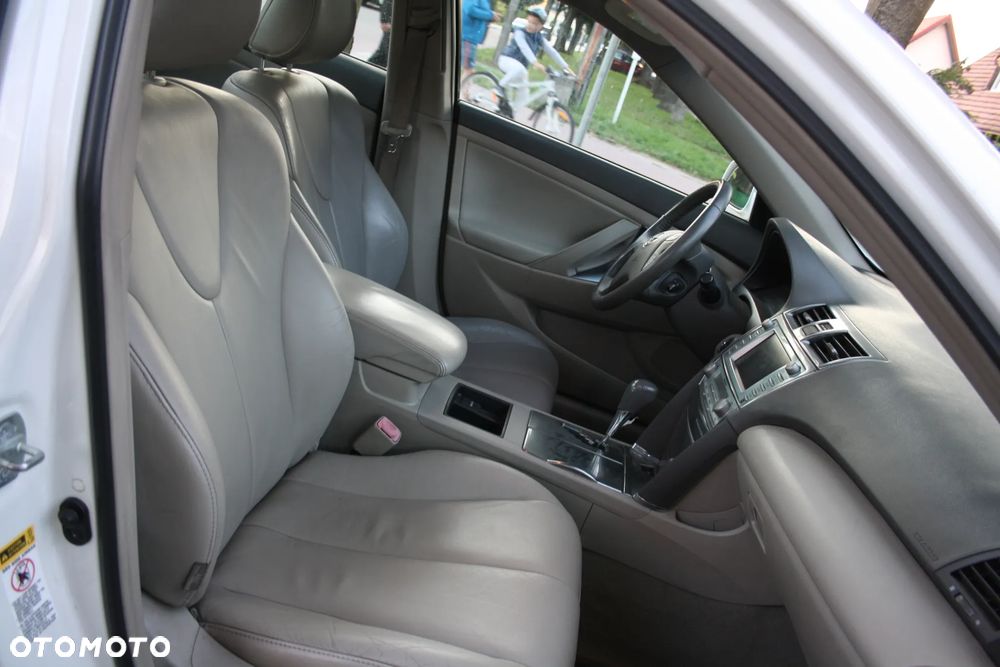 Toyota Camry 2.4 Hybrid - 6