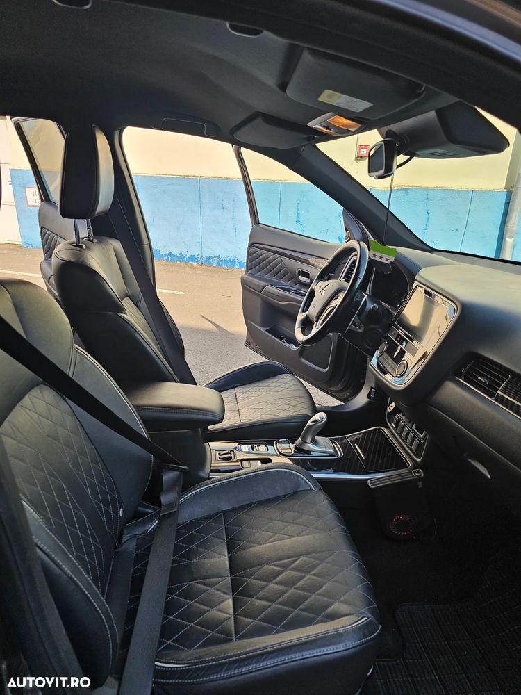 Mitsubishi Outlander PHEV 2.4 L 4X4 Instyle - 16