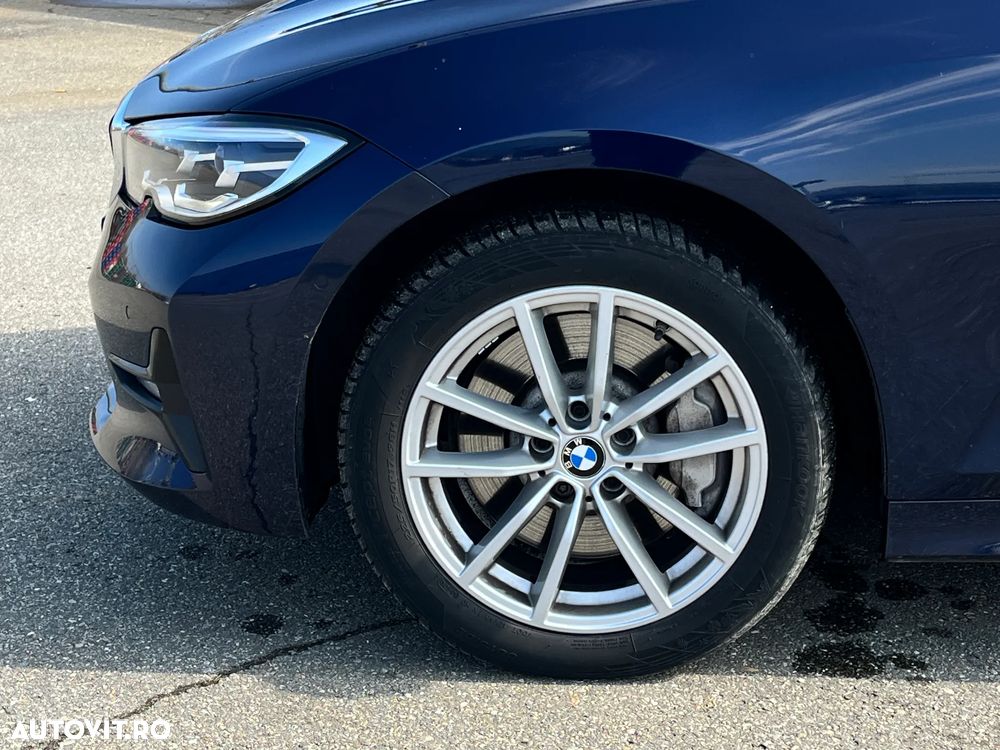 BMW Seria 3 330i xDrive AT - 32