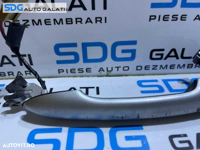 Maner Exterior Usa Portiera Dreapta Fata Renault Scenic 2 2003 - 2009 Cod 8200289825 - 2