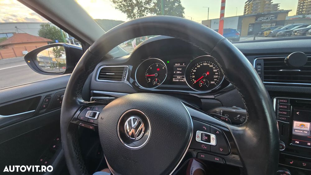 Volkswagen Jetta 2.0 TDI DSG Highline - 8