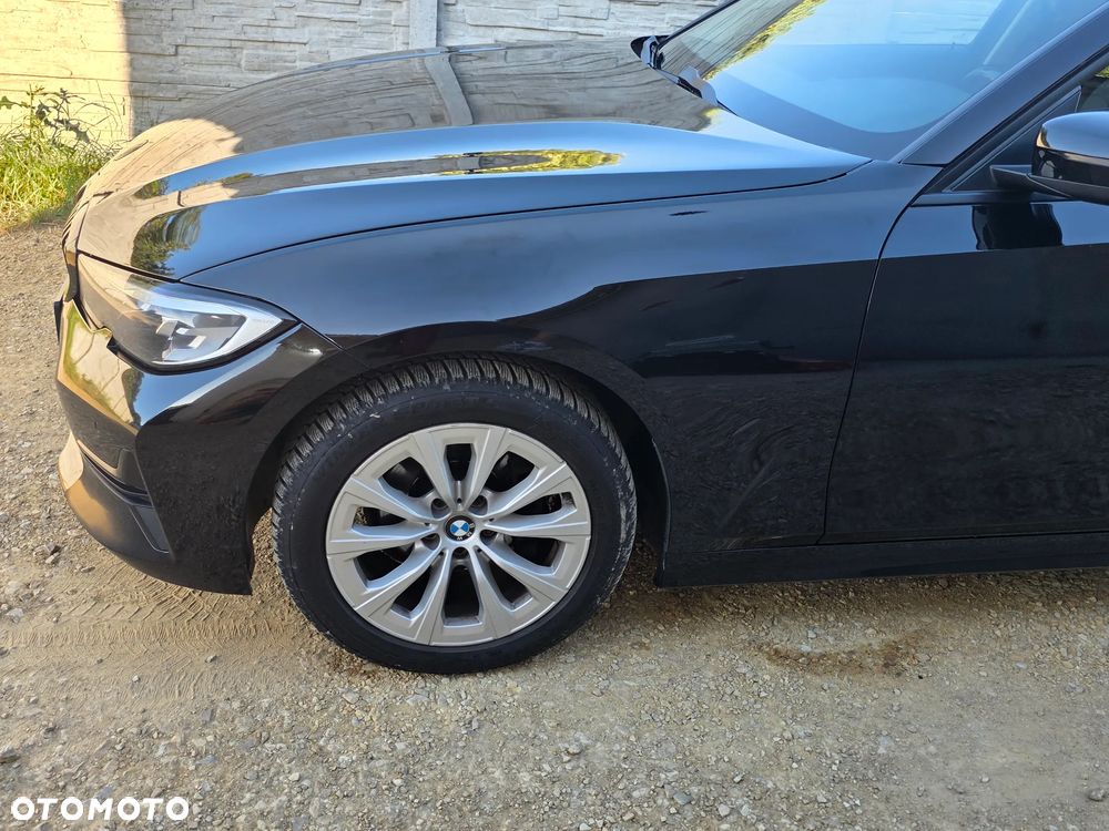 BMW Seria 3 318d mHEV - 12