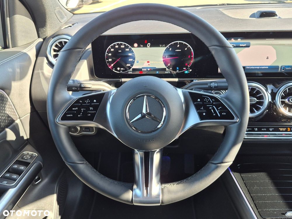 Mercedes-Benz GLA - 24