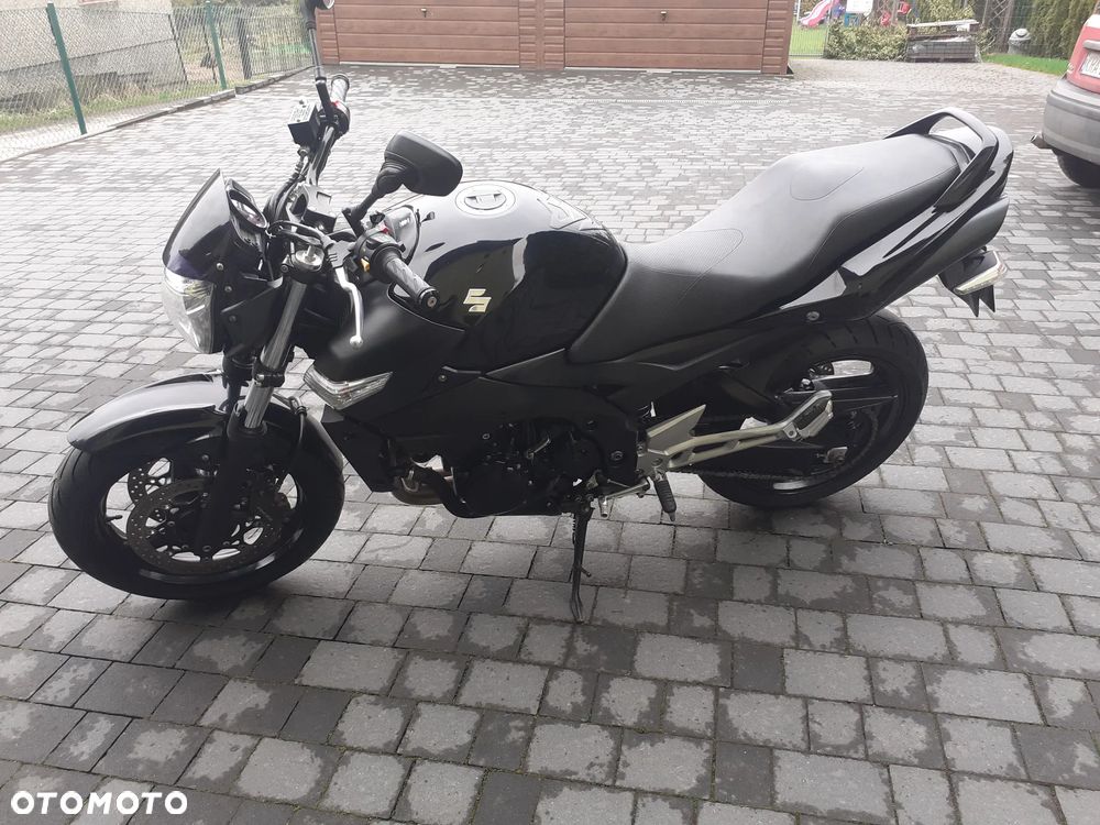 Suzuki GSR - 33