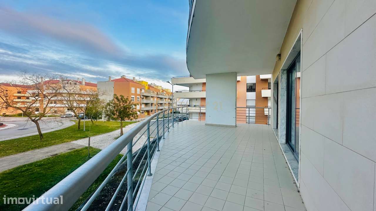 Apartamento T4 com Terraço, Varandas, Garagem e Lugar de Estacionament - Grande imagem: 2/40