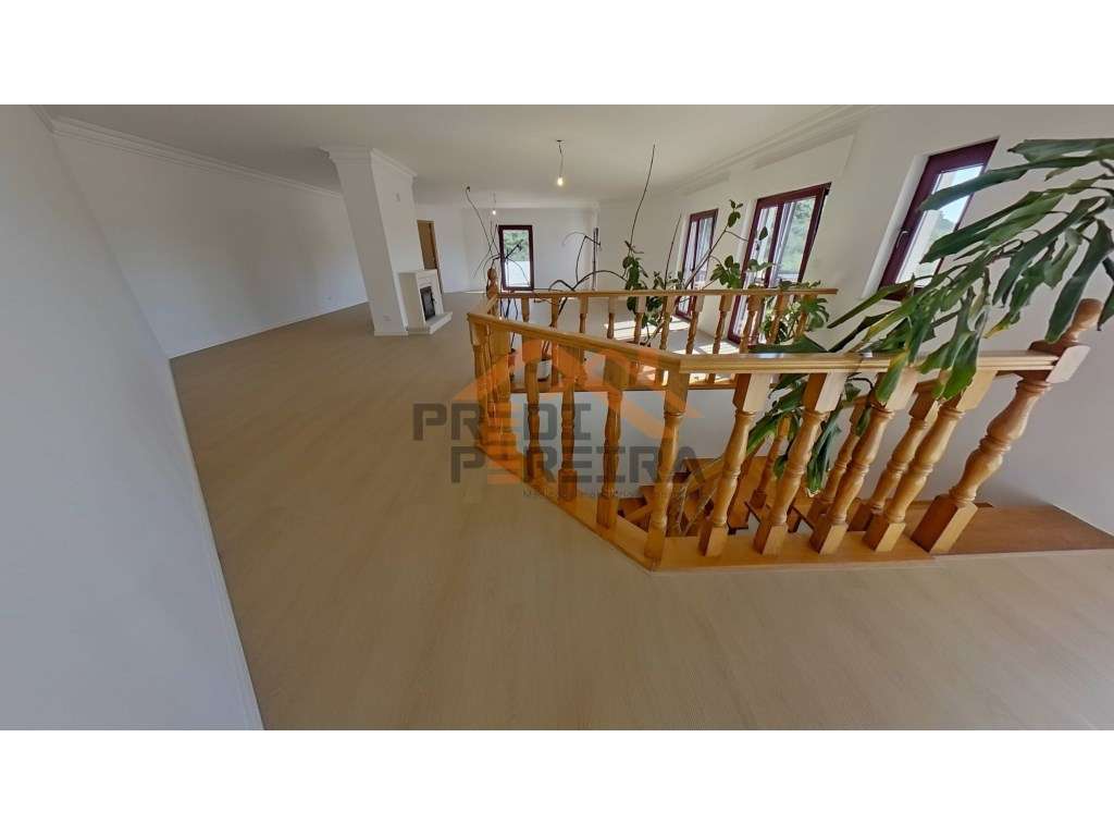 Apartamento T3 duplex remodelado, com box, situado em Casal de Cambra. - Grande imagem: 3/54