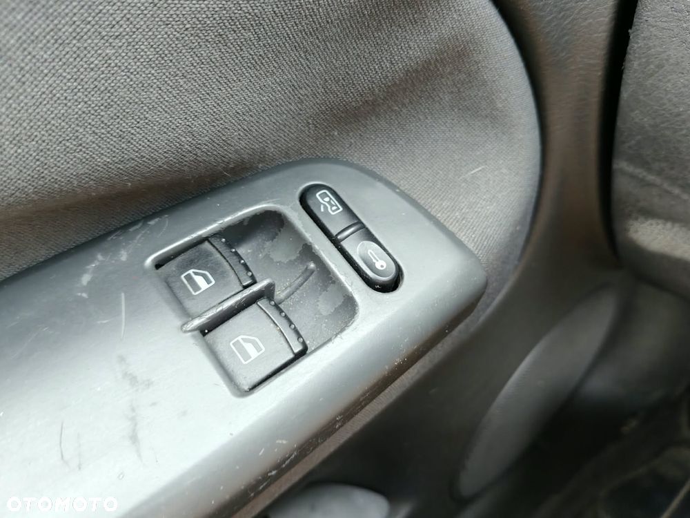 Volkswagen Passat Variant 1.6 Comfortline Family - 12