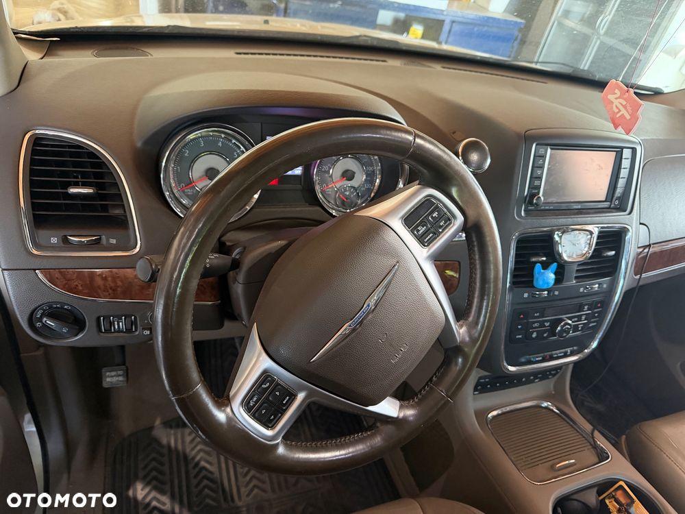 Chrysler Town & Country - 11