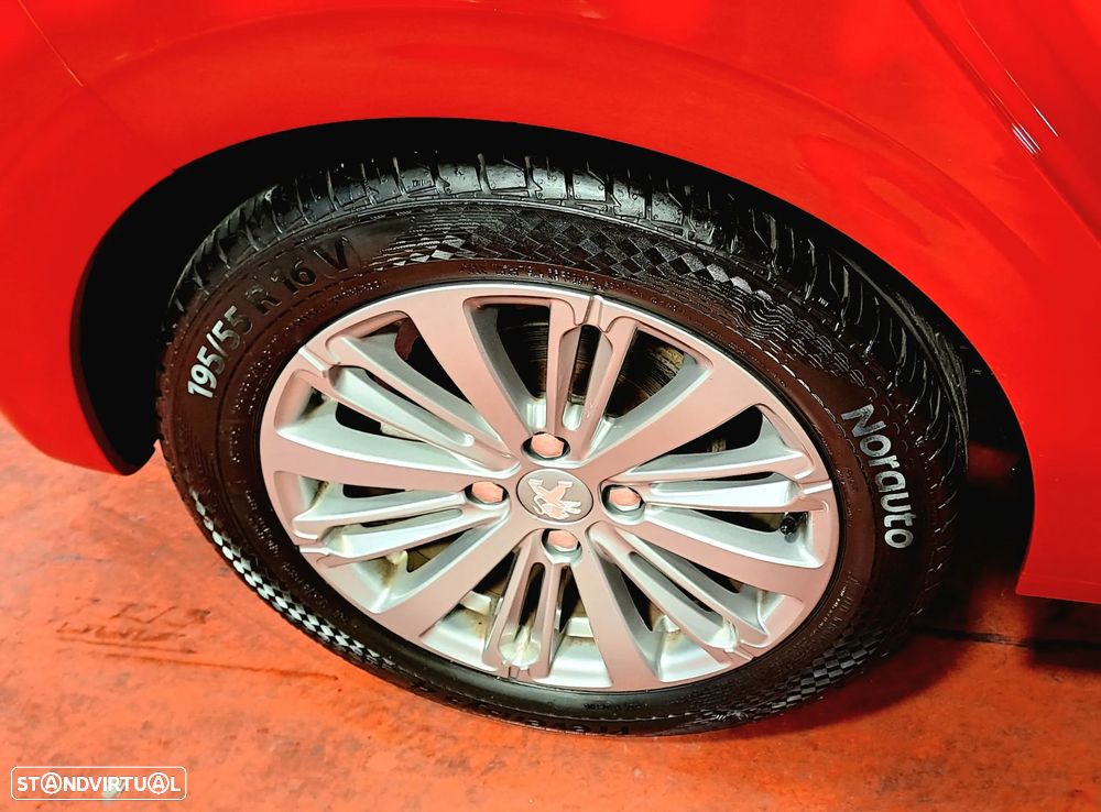 Peugeot 208 1.2 PureTech Allure - 40