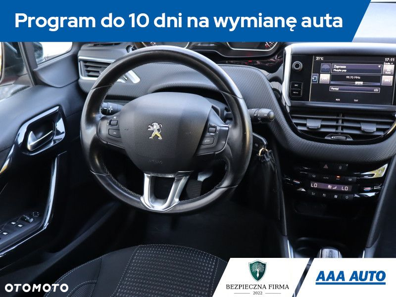 Peugeot 208 - 8