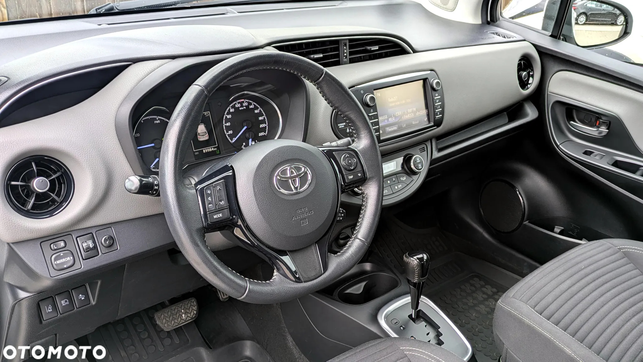 Toyota Yaris Hybrid 100 Premium - 5
