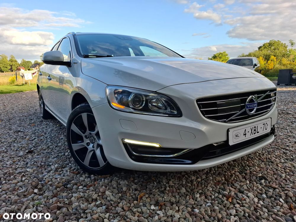 Volvo V60 D6 AWD Plug-in Hybrid R-Design Summum - 28
