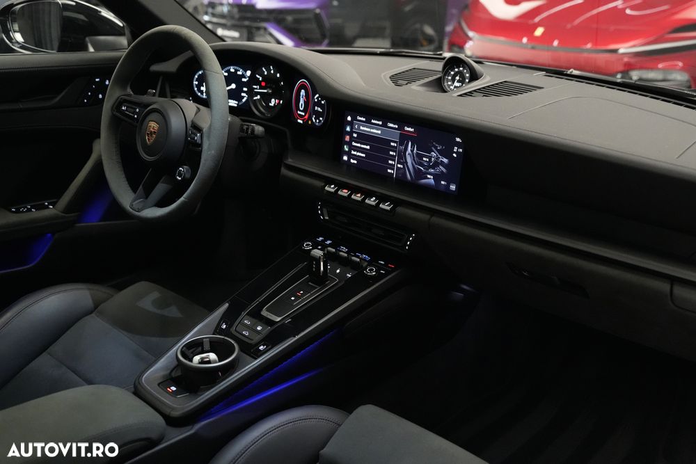 Porsche 911 Carrera 4 GTS PDK - 39
