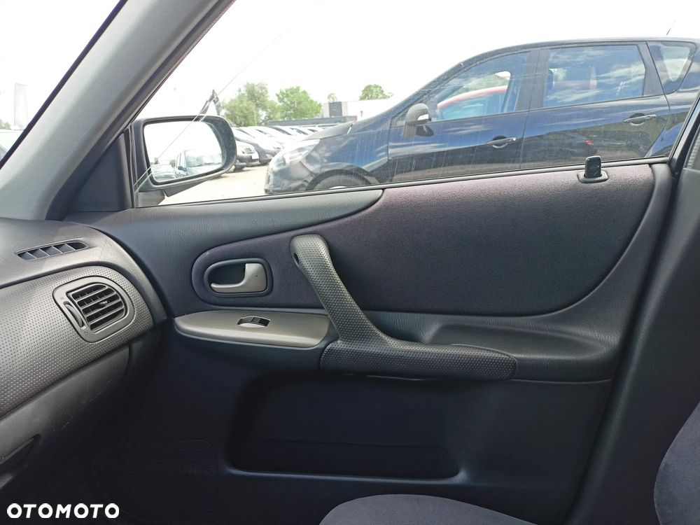 Mazda 323F - 13