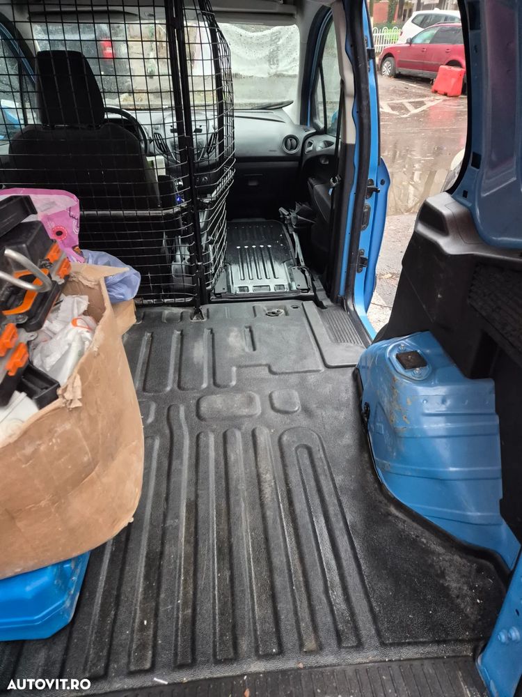 Ford Transit Courier - 11